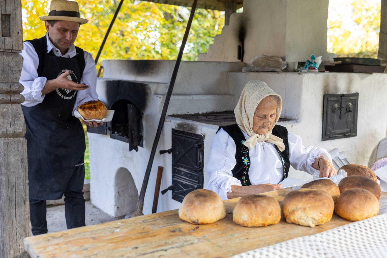 Pâine coaptă în cuptor tradițional, pe vatră, după metode consacrate în Țara Codrului și Țara Chioarului, județul Maramureș