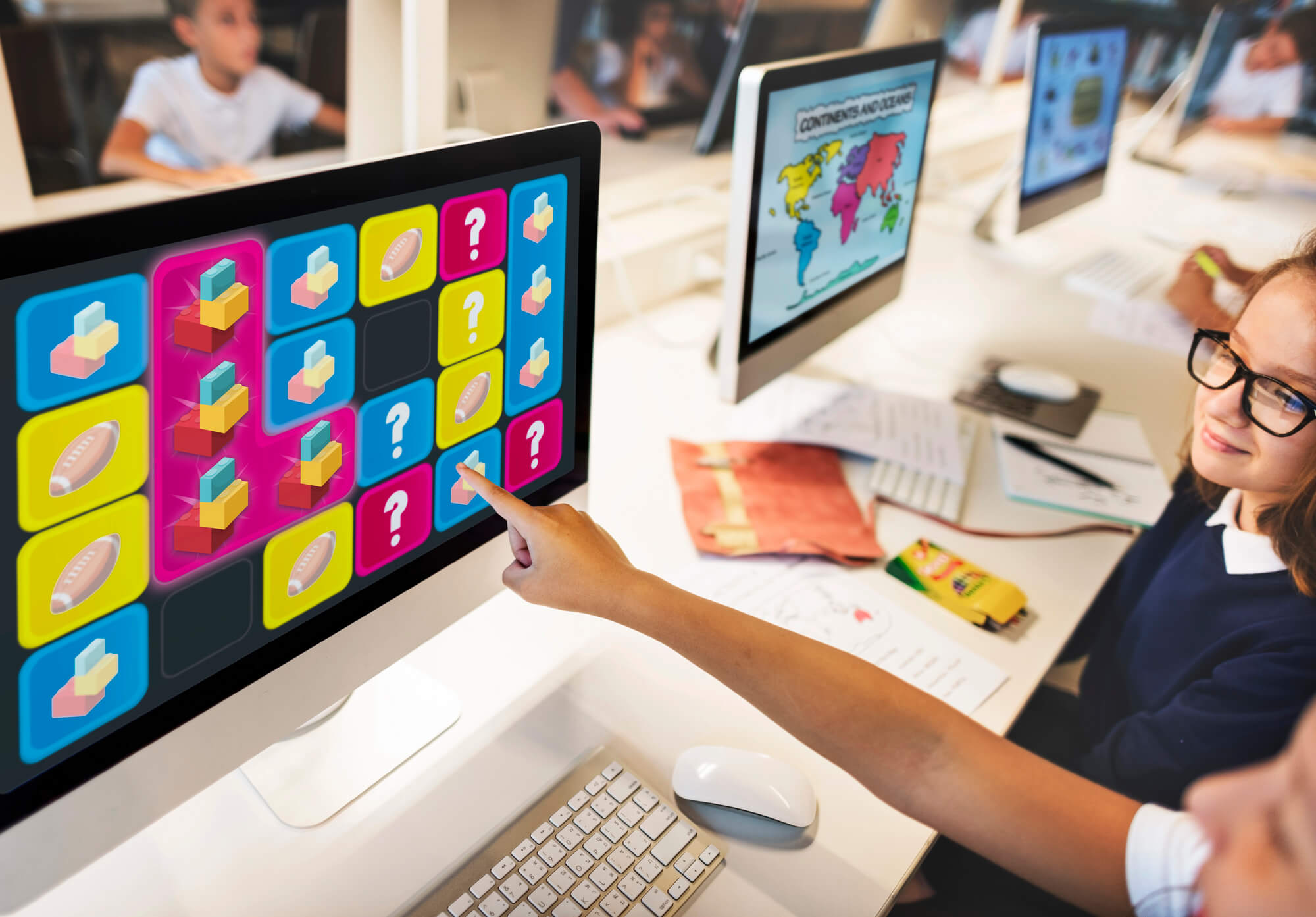 Elevi în sala de clasă utilizând echipamente digitale de ultimă generație. Ecrane inteligente pentru școlari.