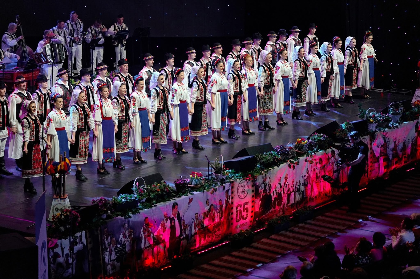 ansamblul folcloric national transilvania 65 ani de aniversare in concert baia mare sala sporturilor lascar pana