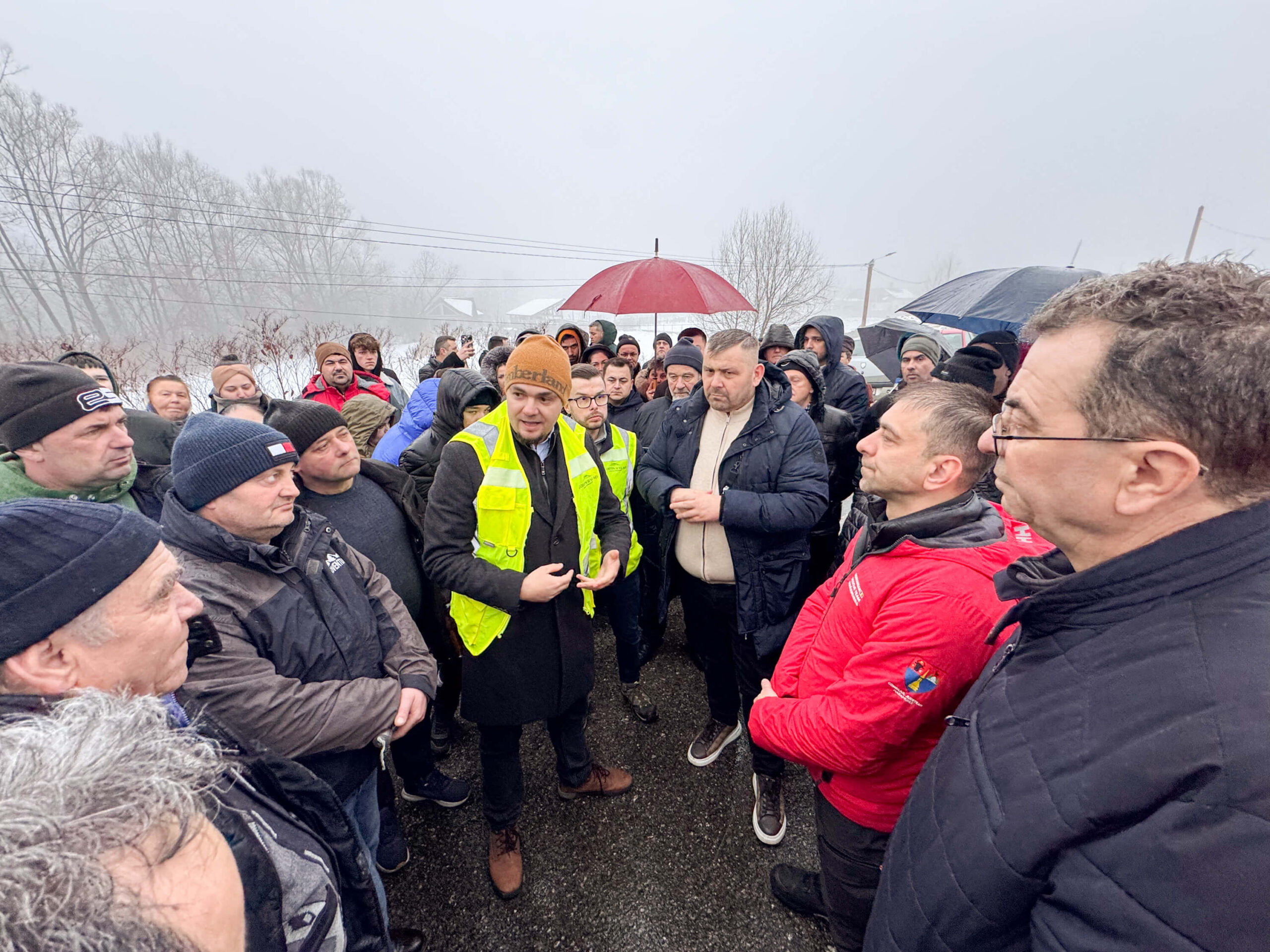 Oamenii cer ajutorul autorităților, după ce un pot care leagă Bocicoel de Vișeu de Jos s-a surpat. Gabriel Zetea, președintele CJ Maramureș, s-a deplasat la fața locului.