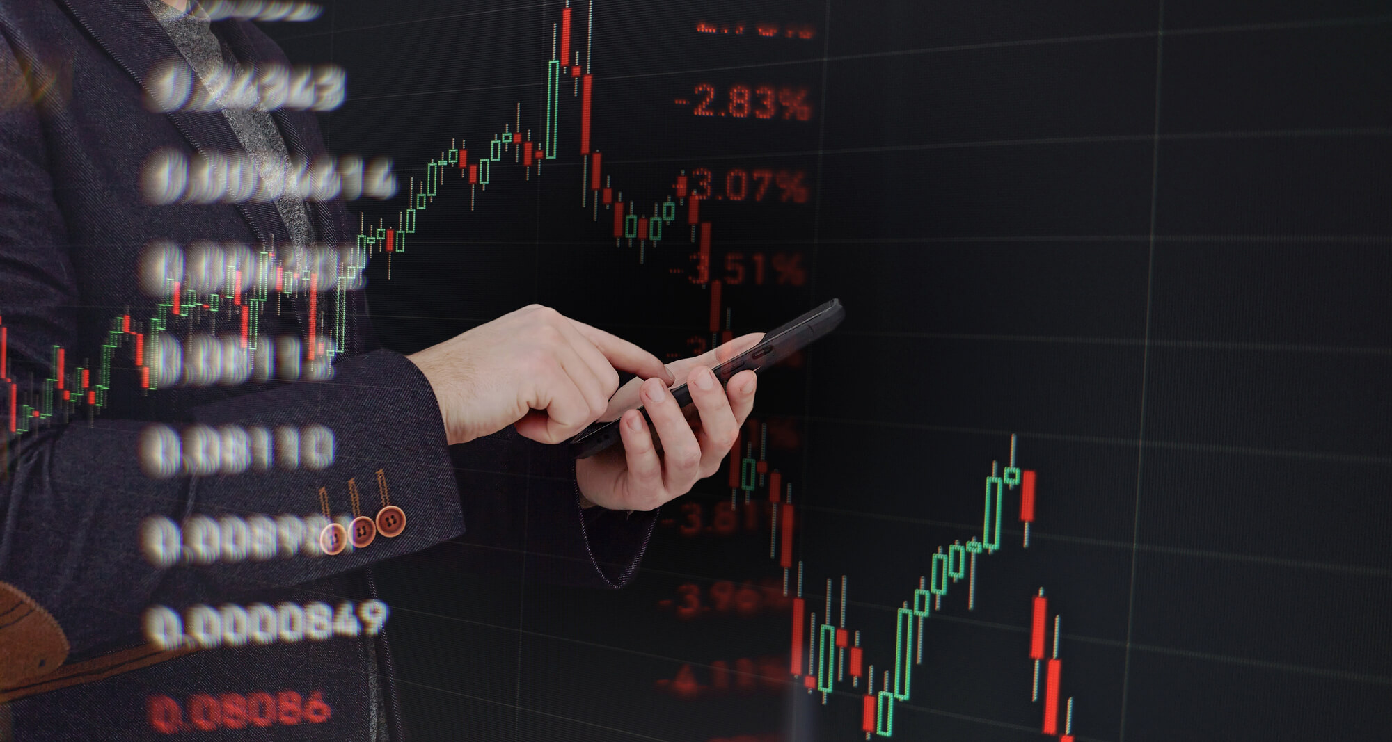 Analist financiar urmărește evoluția piețelor și a indicilor bursieri pe un ecran de tranzacționare