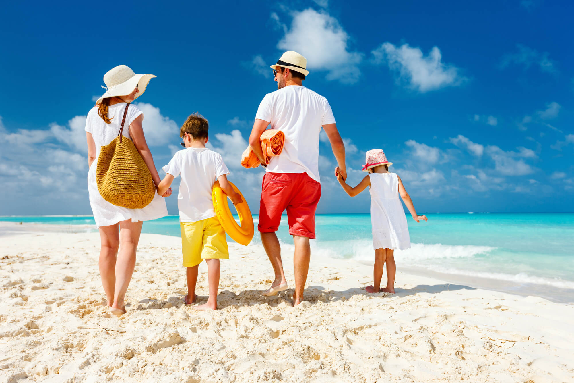 Familie în vacanță la plajă – oferte Târgul de Turism 2026 prin Mara International Tour Baia Mare