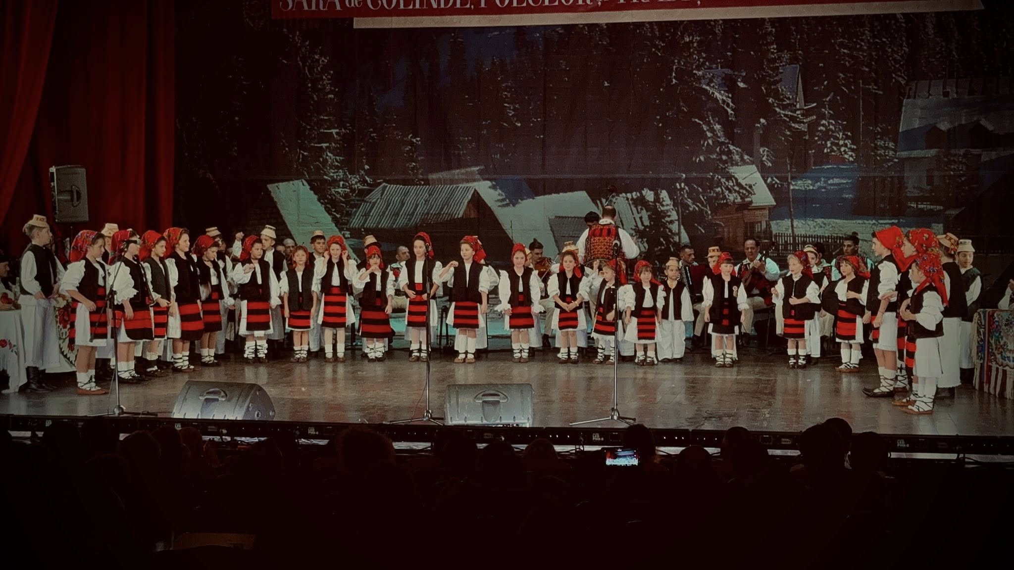 Coconi ai Ansamblului National Transilvania spectacol la Casa de Cultura a Studentilor din Cluj Napoca.
