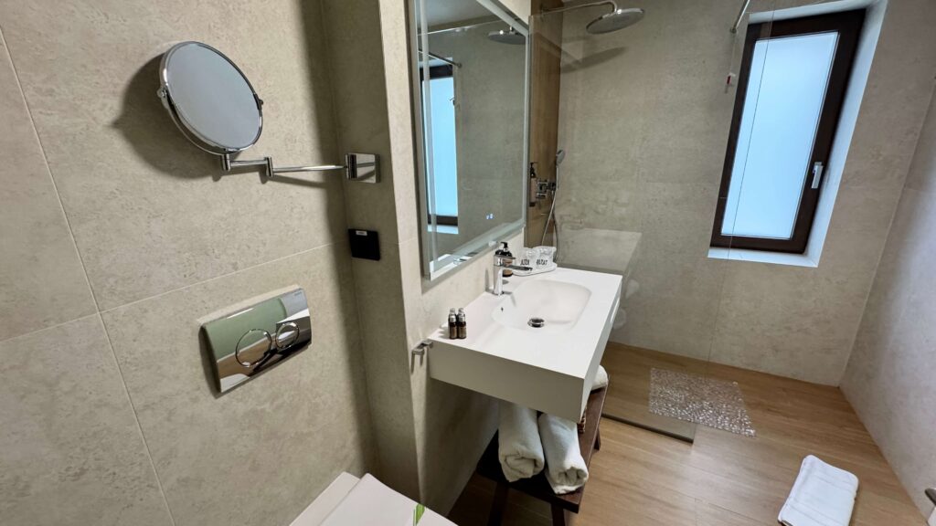 baie moderna Hotel Valedor Busteni cu cabina de dus