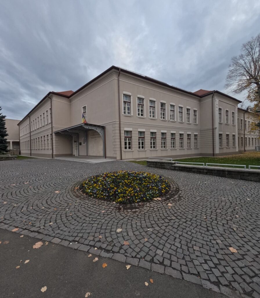 Statuia lui Gheorghe Șincai din curtea colegiului Baia Mare