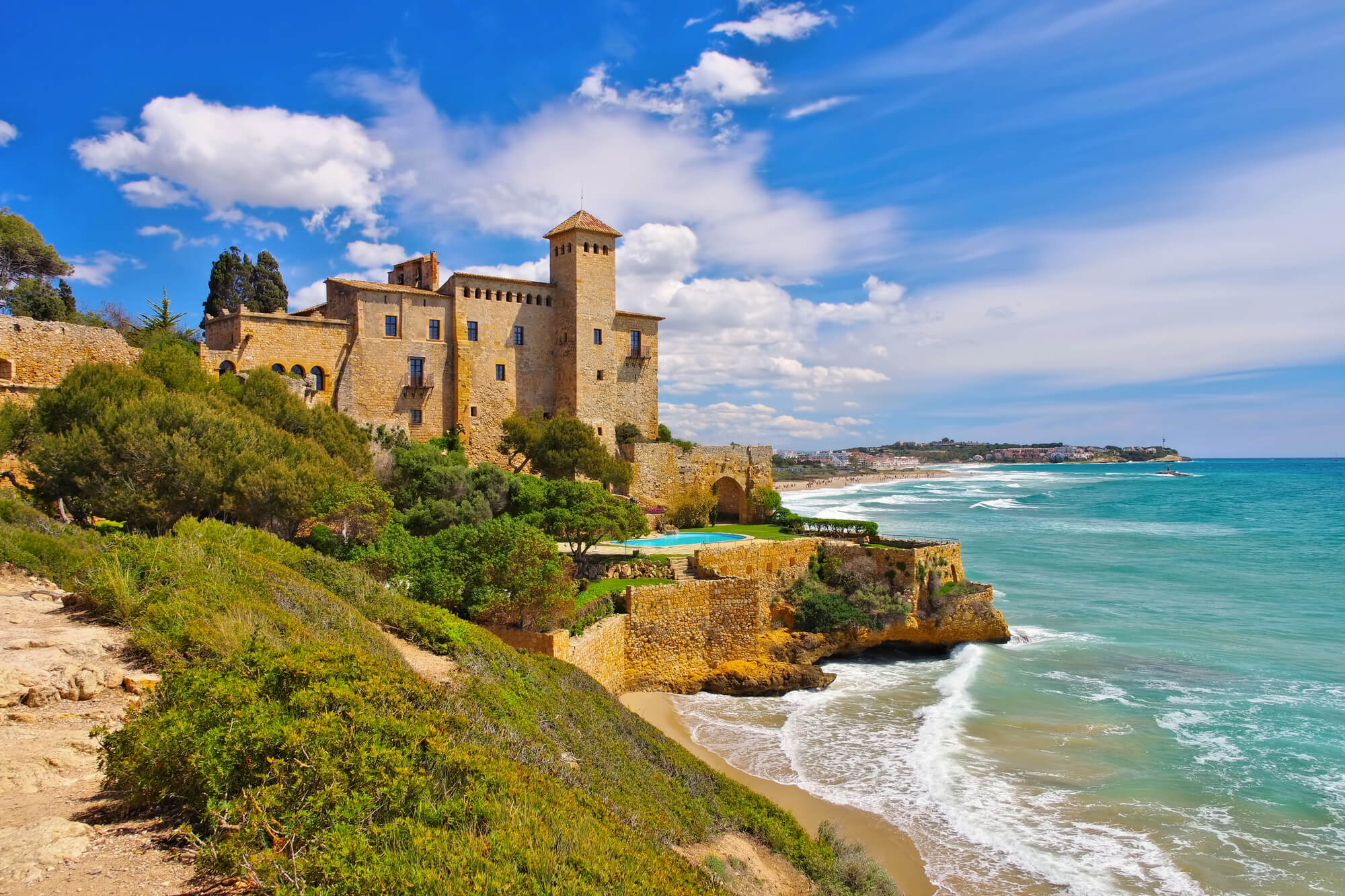 Castell de Tamarit pe litoralul Costa Dorada, Spania, destinație de vacanță 2026