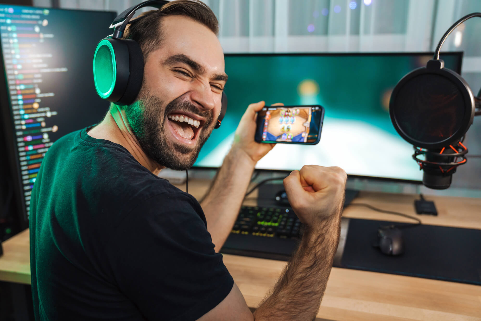 reacție de bucurie a unui gamer după recompensă în joc video mecanismul dopaminei