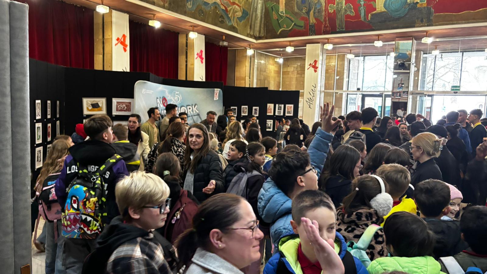 Public numeros în foaierul Teatrullui Municipal la No Network Baia Mare