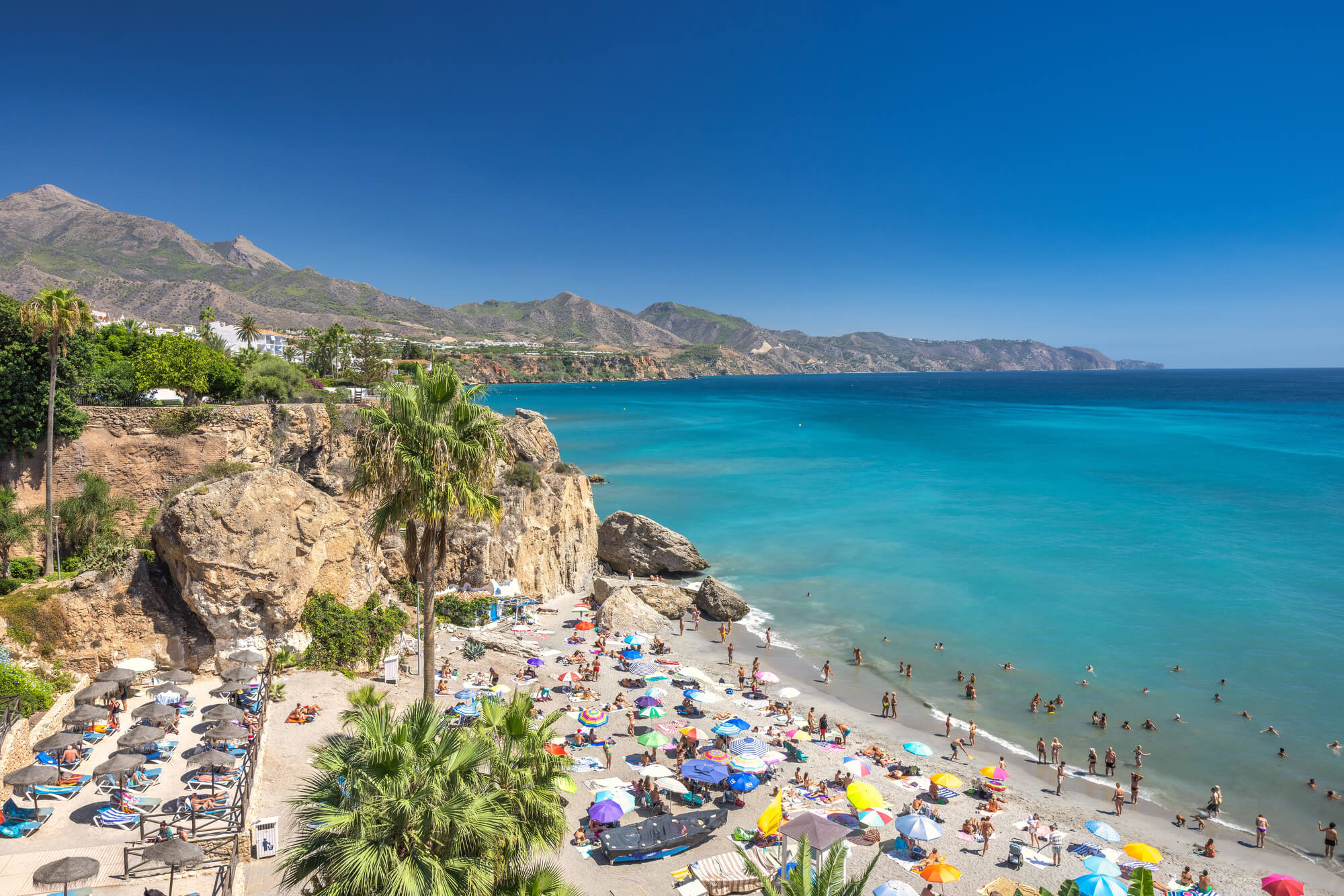 plajă Nerja Costa del Sol Spania vedere panoramică cu apă turcoaz