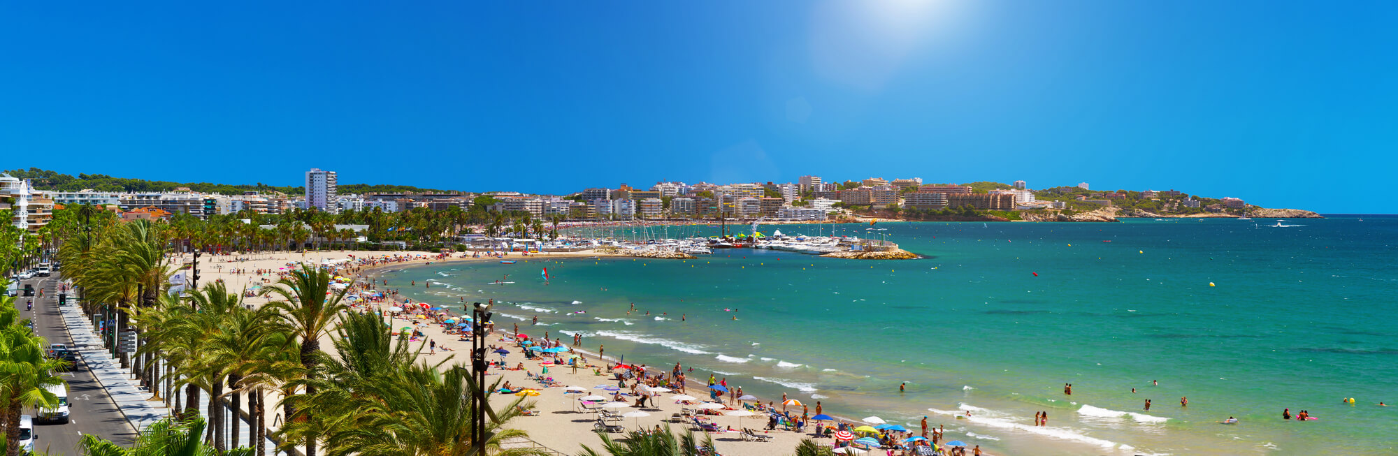 plaja Salou Costa Dorada Spania cu turiști și apă turcoaz