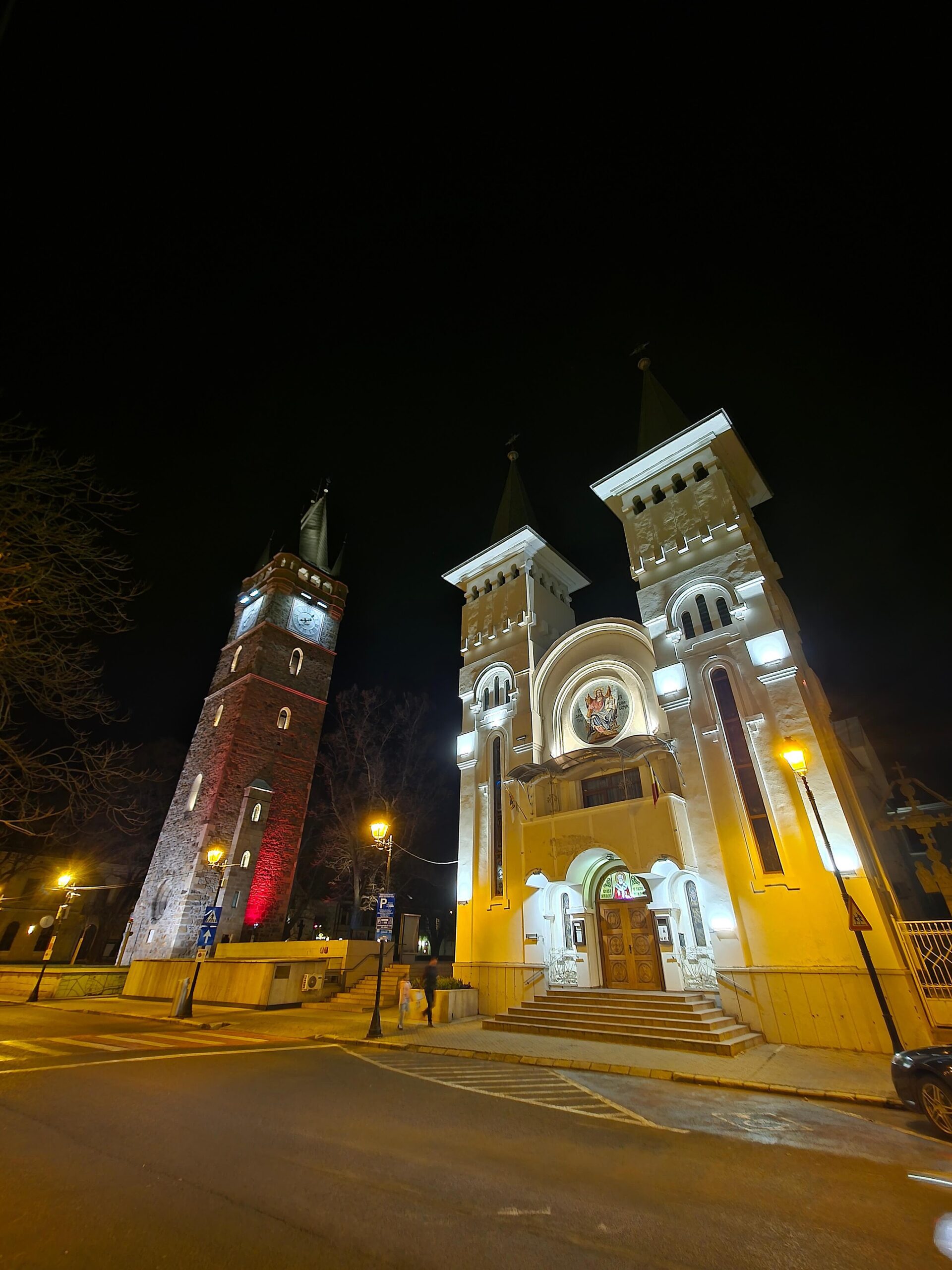 Biserica Sfântul Nicolae din Baia Mare iluminată noaptea, monument istoric