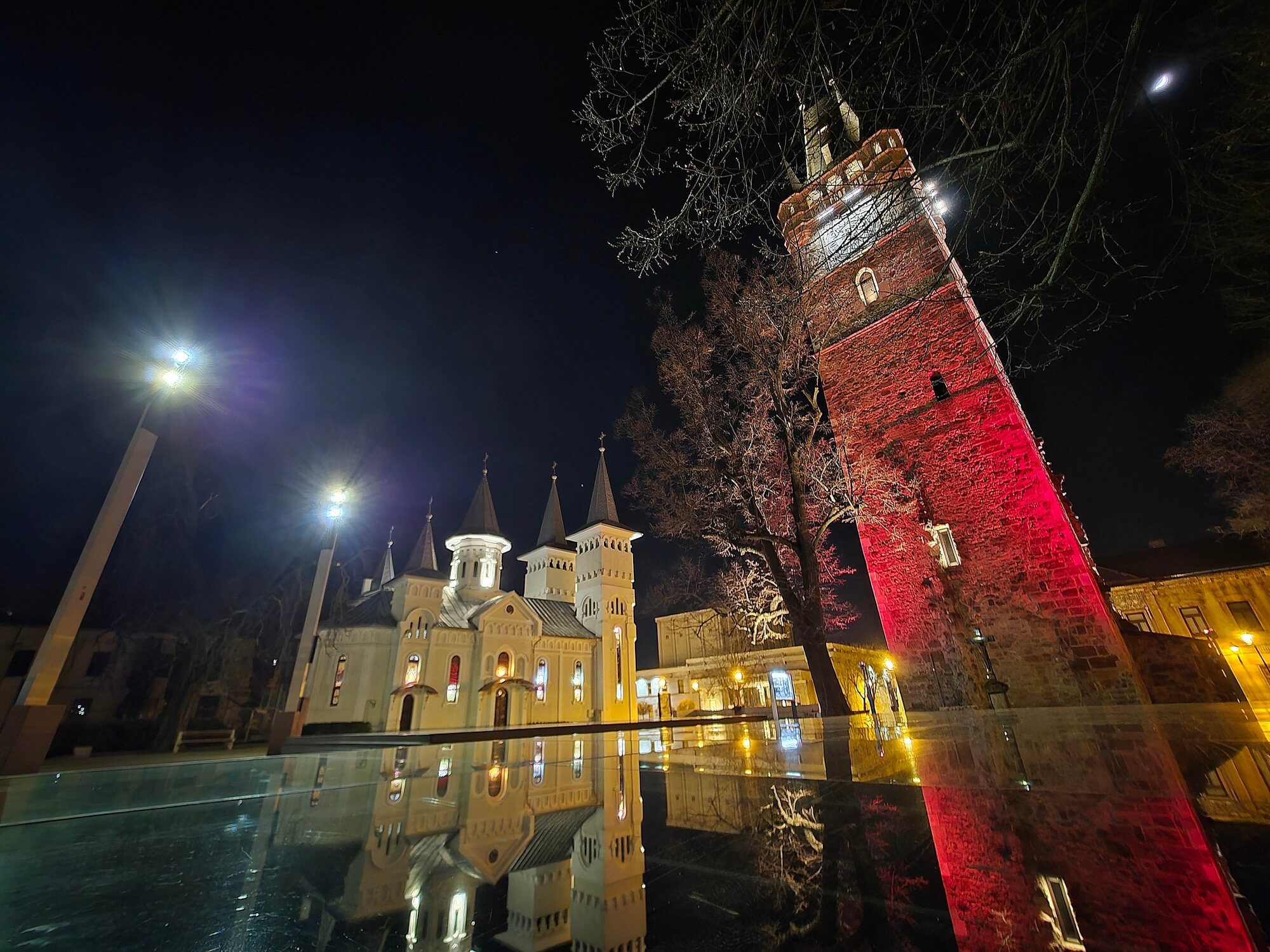 Biserica Sfântul Nicolae Baia Mare reflectată noaptea în sticlă
