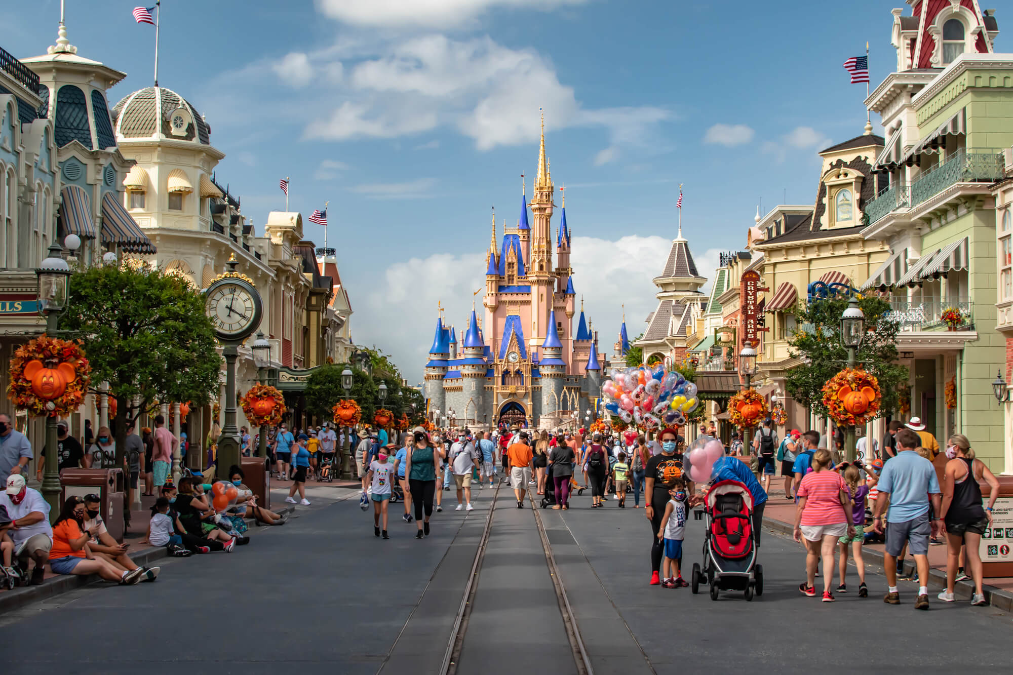 Stradă principală din Disneyland Paris cu turiști și castelul în fundal, destinație ideală pentru city break 1 iunie 2026