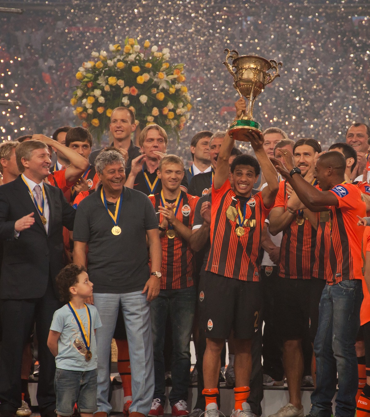 Șahtior Donețk sărbătorește câștigarea campionatului Ucrainei alături de Mircea Lucescu