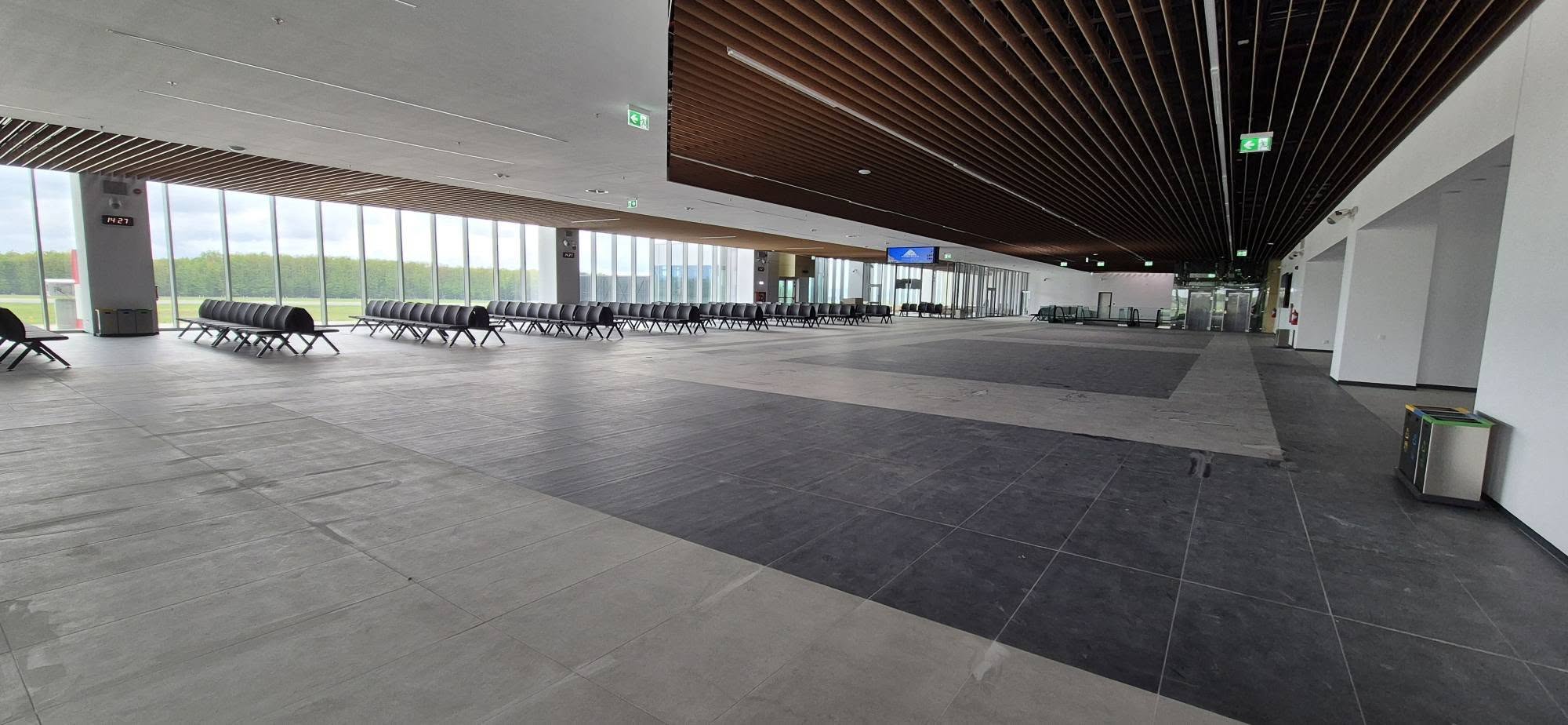 interior terminal aeroport Baia Mare sala mare moderna