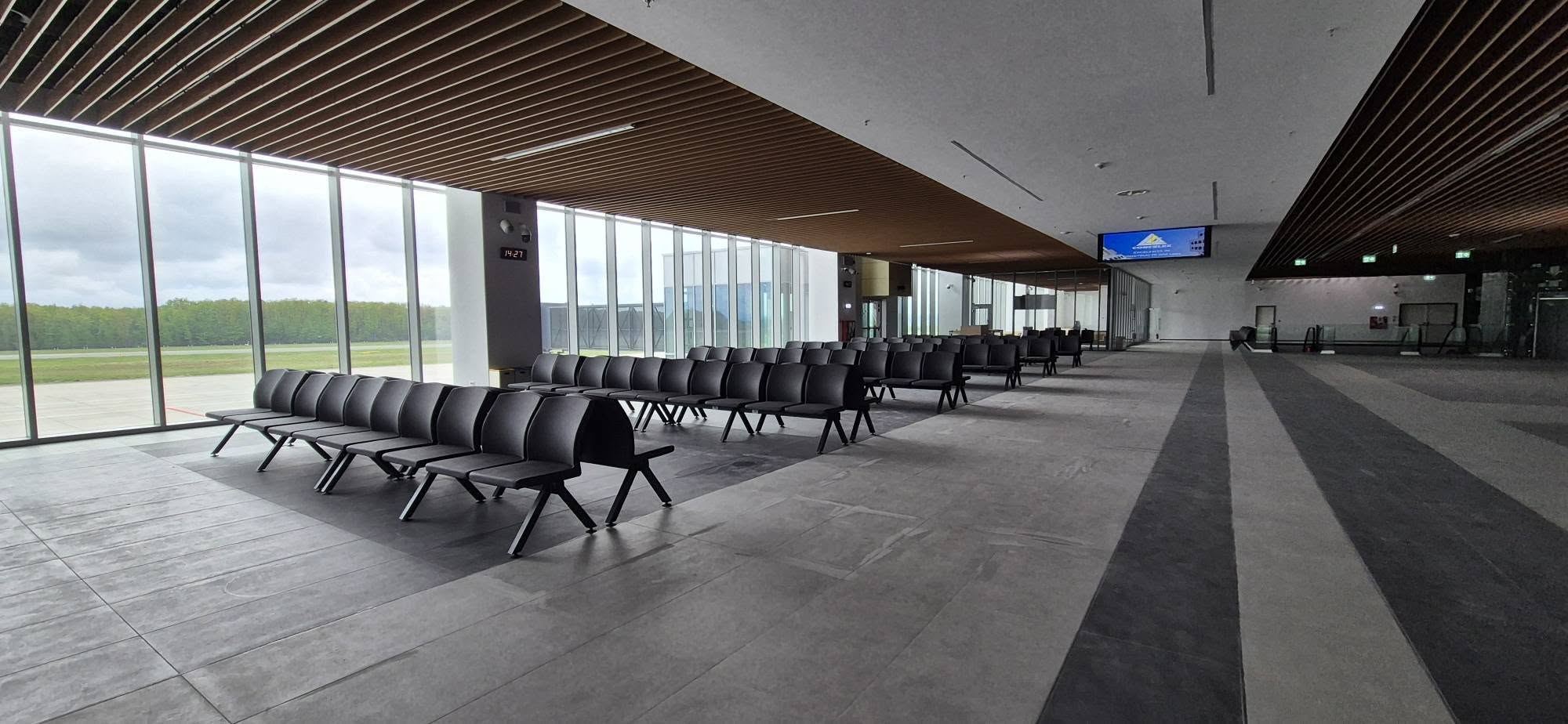 sala asteptare terminal aeroport Baia Mare scaune pasageri