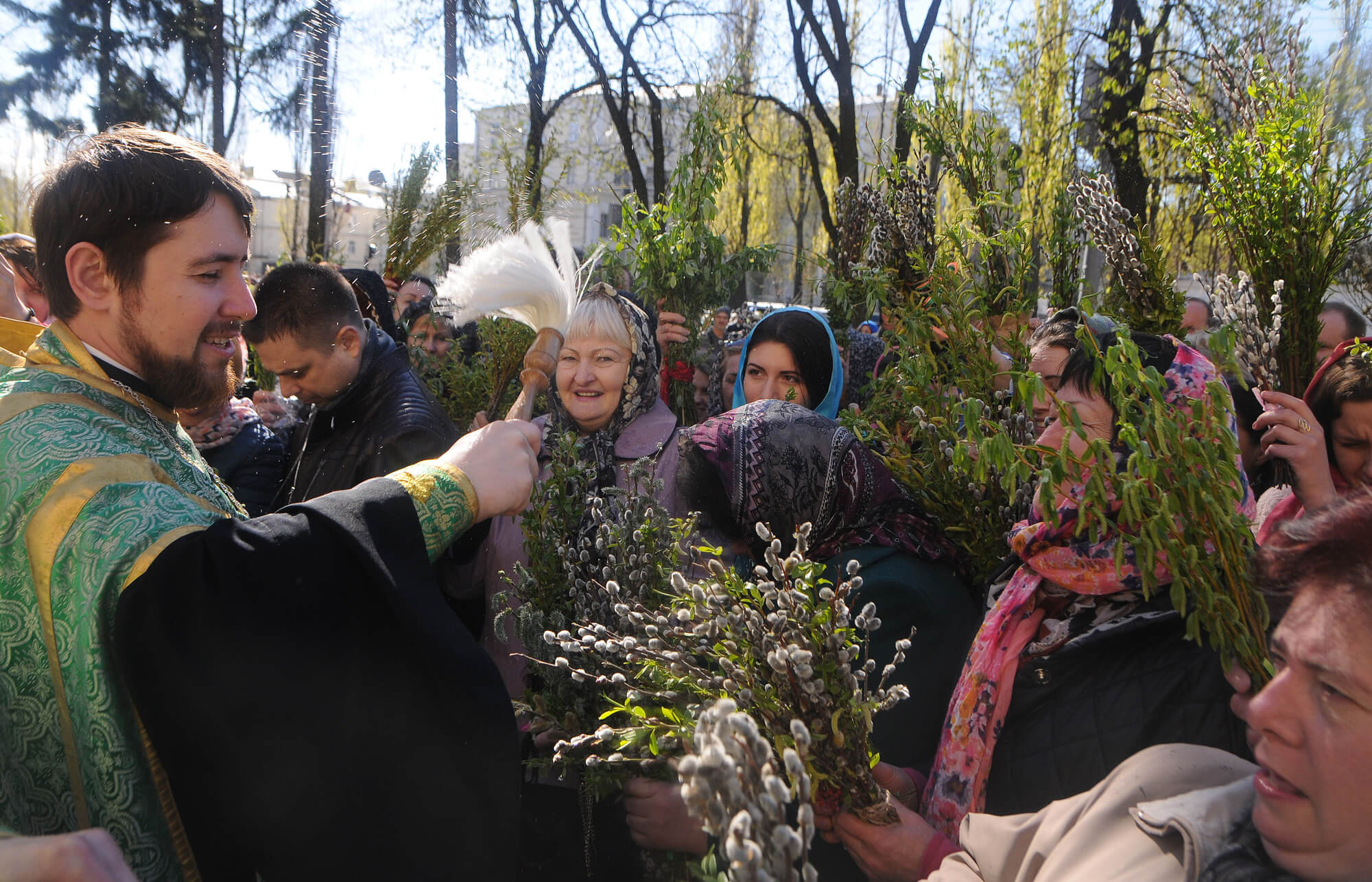tradiții de Florii la români salcie sfințită la biserică credincioși