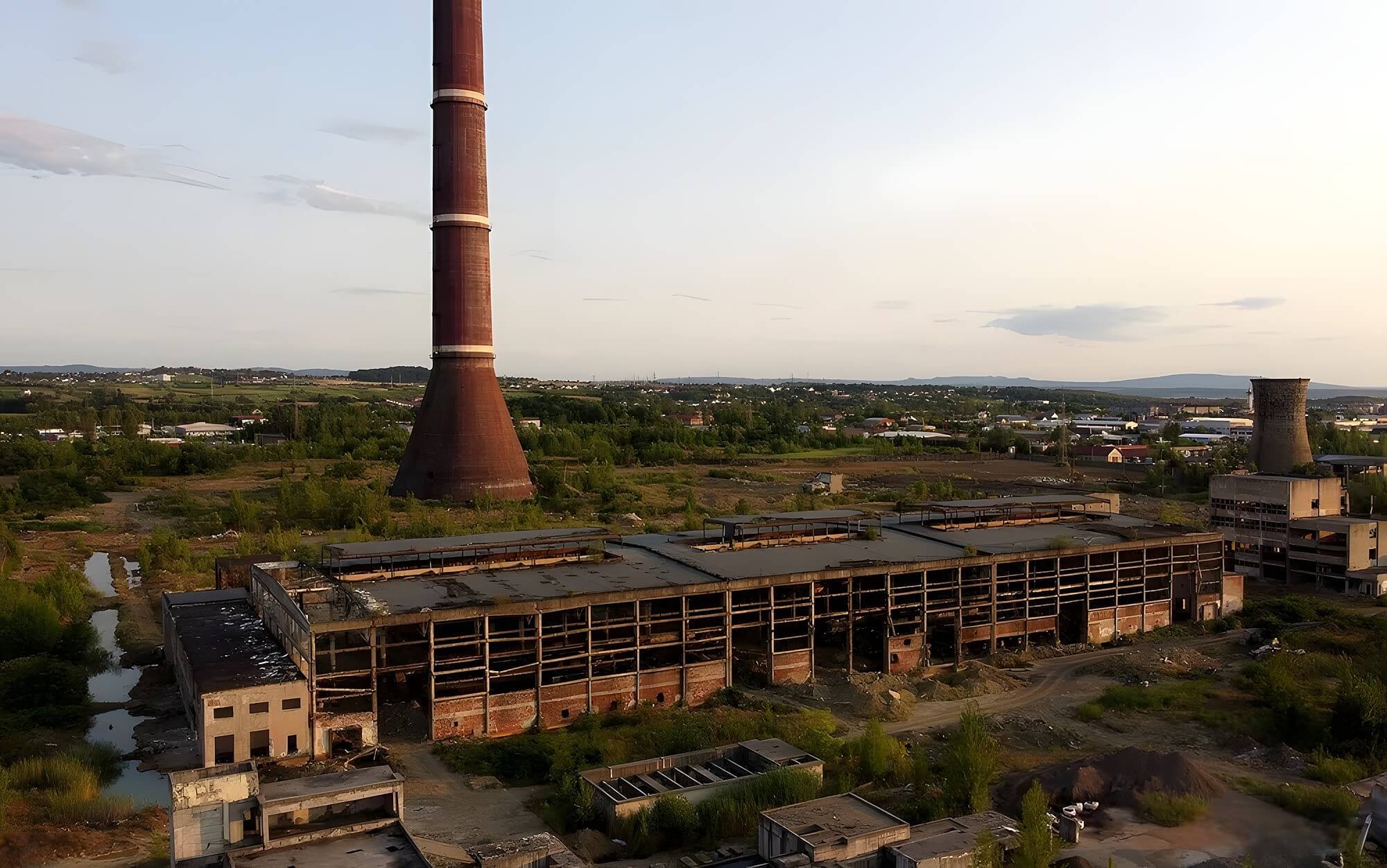 Turnul fostului combinat Phoenix din Baia Mare, simbol al declinului industrial și al corupției din administrația locală