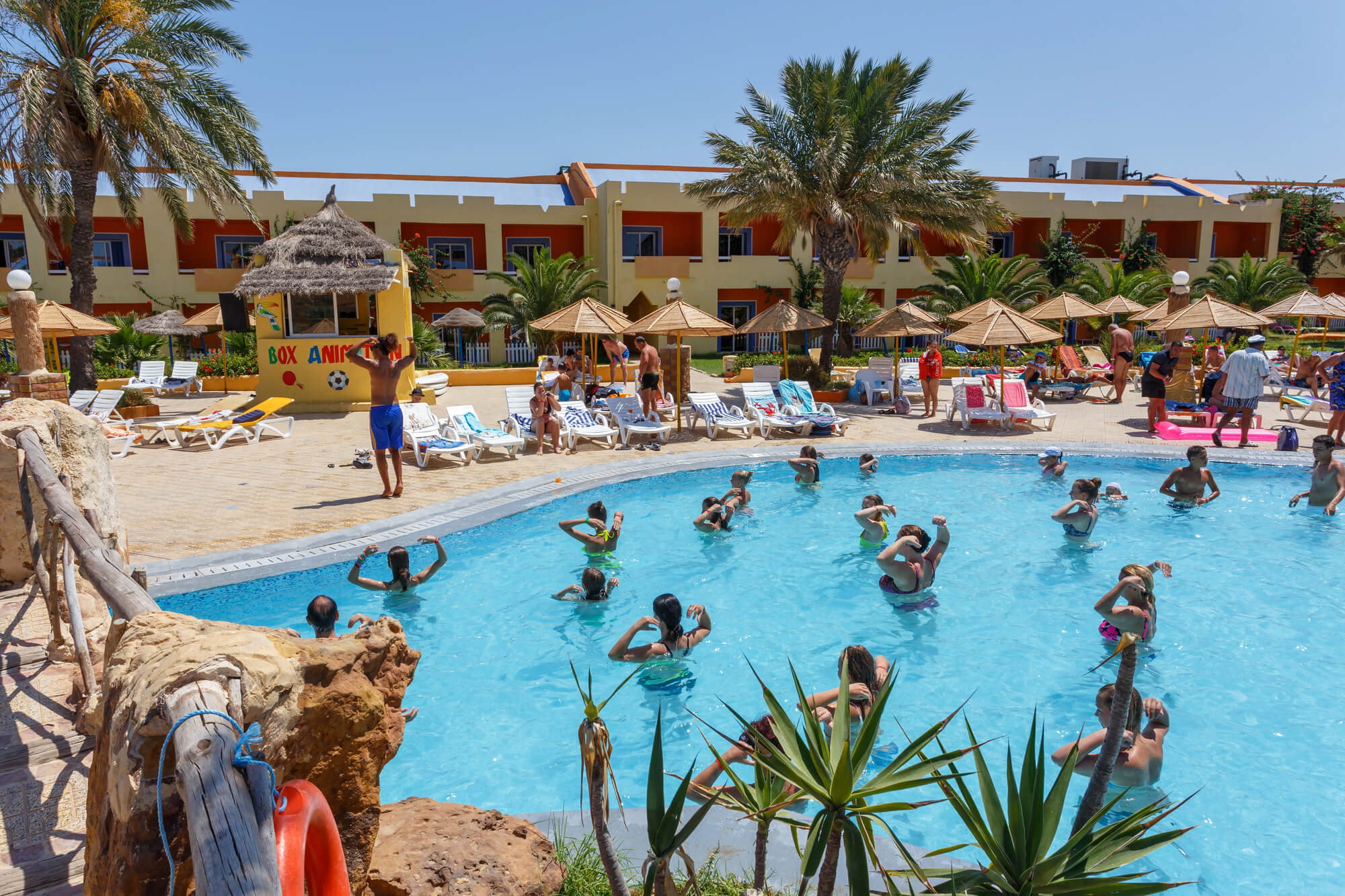 vacanță Tunisia avion Cluj all inclusive hotel cu piscină și turiști