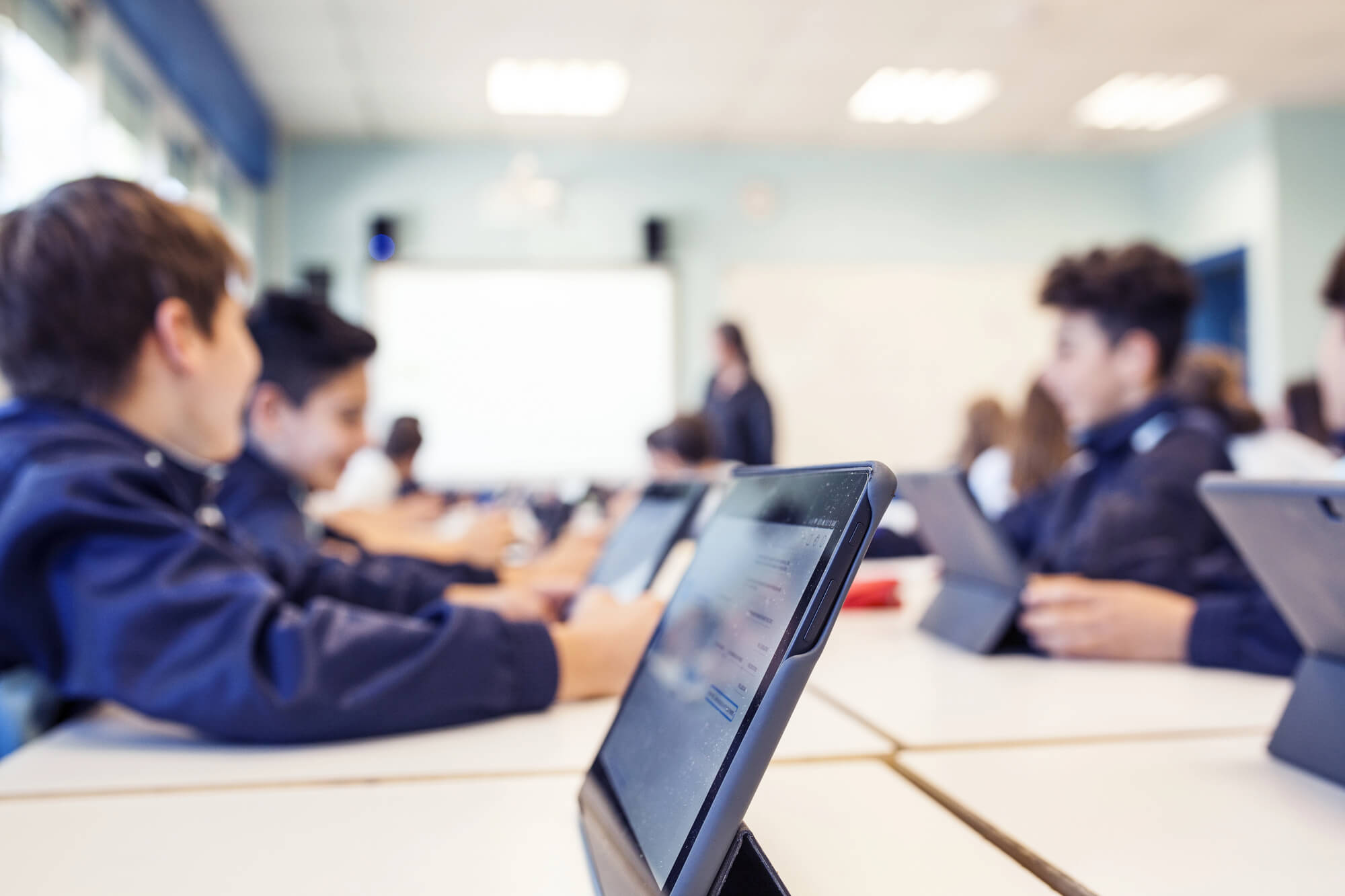 Elevi in clasa folosind tablete si echipamente digitale in cadrul proiectului PNRR pentru dotarea scolilor din Targu Lapus