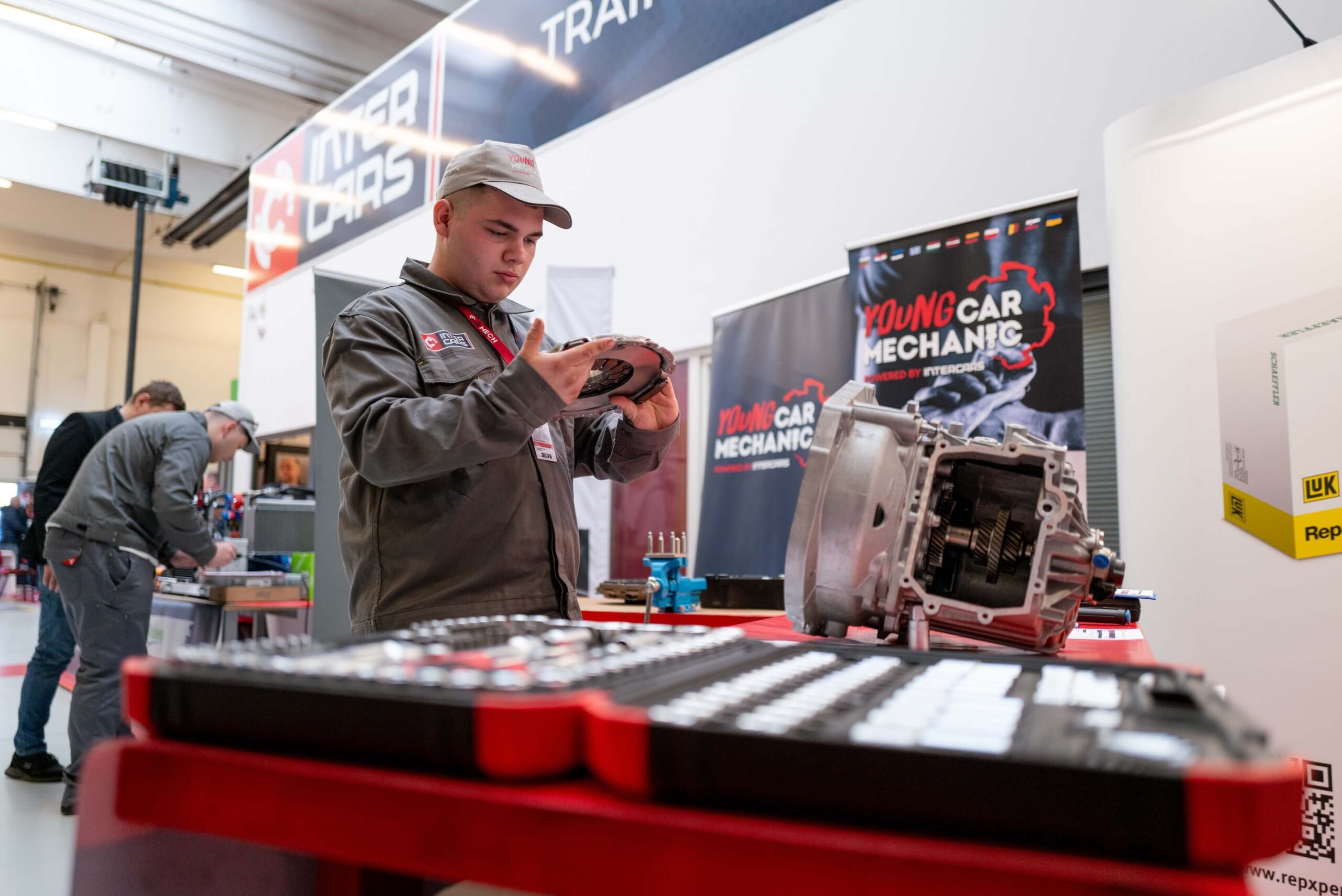 probă practică la finala Young Car Mechanic România 2026