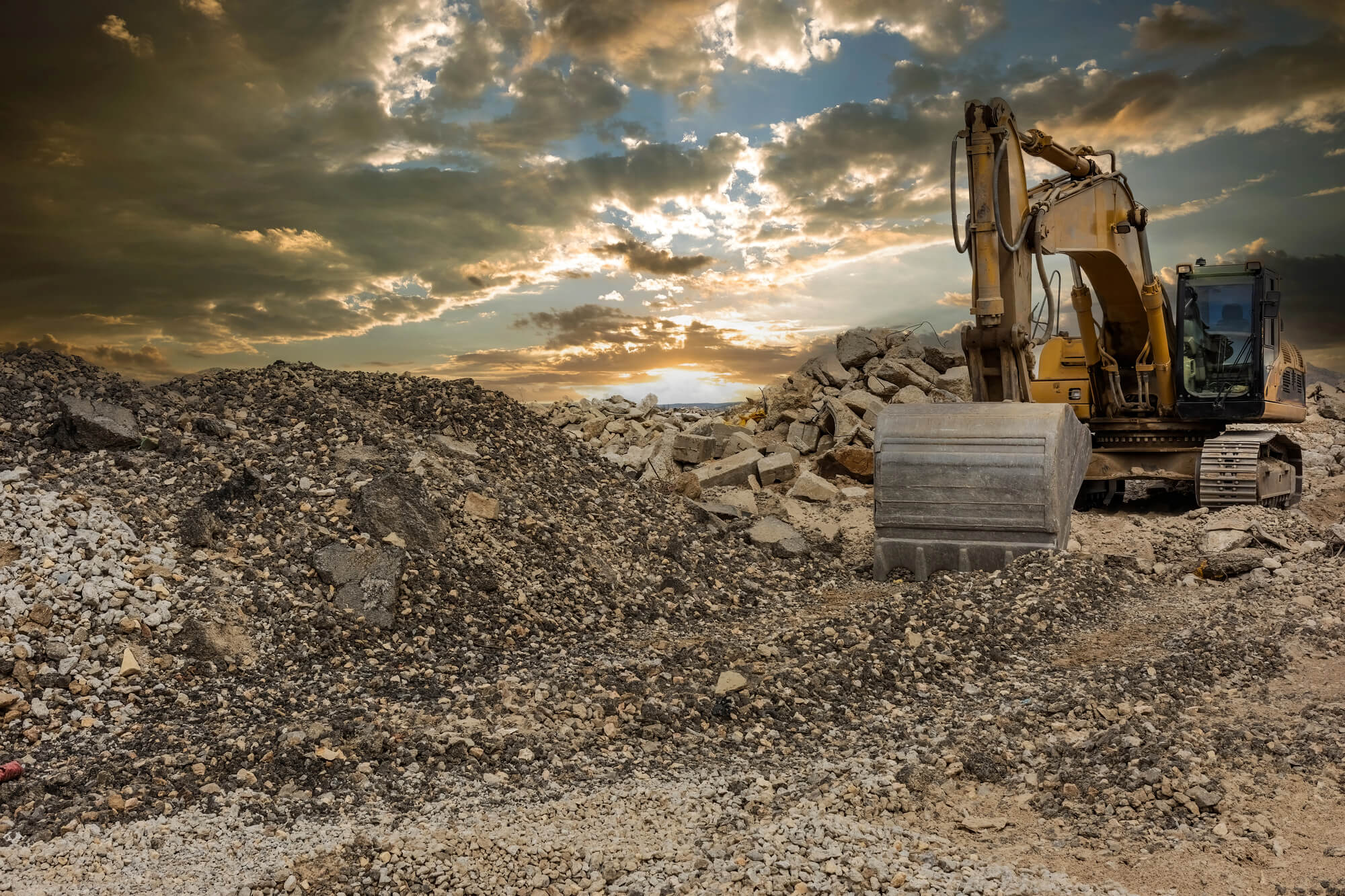 Exploatare minieră la suprafață în România, carieră cu utilaje grele pentru extracția resurselor minerale