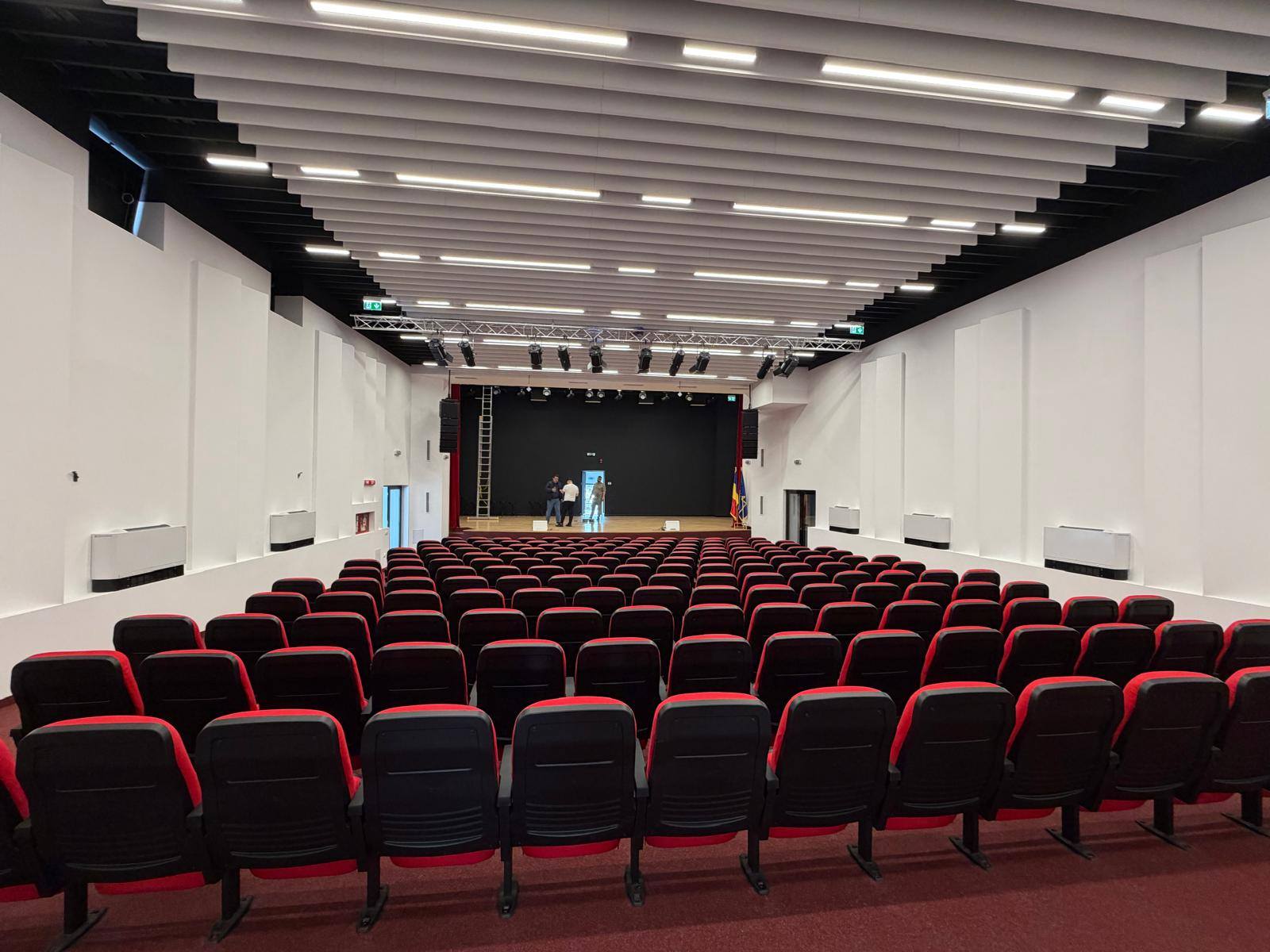 Sala modernă din centrul multifuncțional realizat în Baia Sprie printr-un proiect european