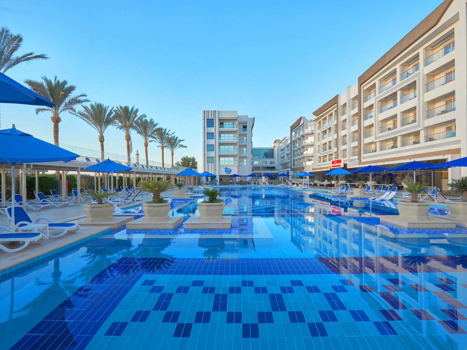 Piscina și zona de relaxare de la Bellagio Beach Resort & SPA 5 din Hurghada