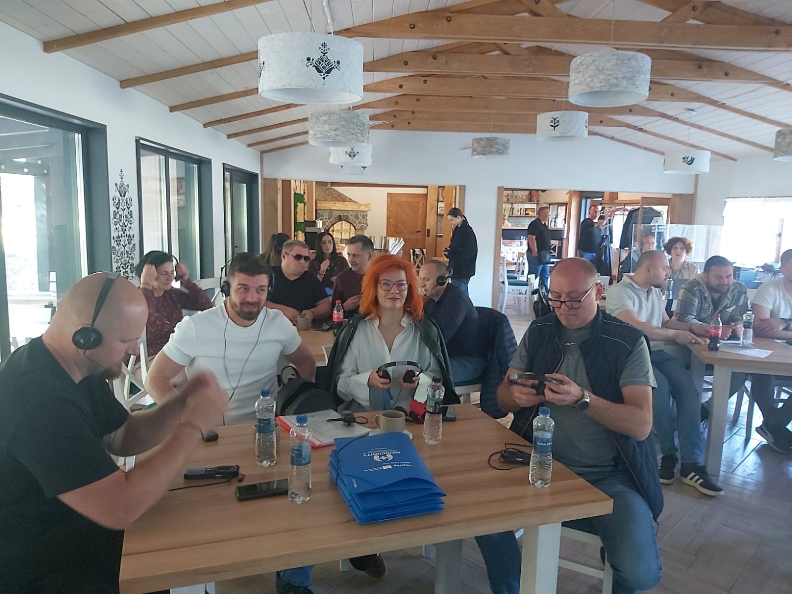 Participanți la instruirea medicală MEDICUNITY în Ucraina, în timpul unei sesiuni de schimb de experiență între specialiști din Maramureș și Transcarpatia
